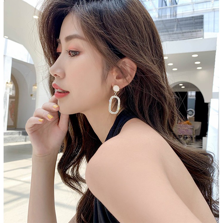 ต่างหูหินเลียนแบบประกายรูปสี่เหลี่ยมผืนผ้ามุมมน บาท114