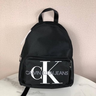 ของแท้ กระเป๋าเป้ Calvin Klein Backpack ด้านหน้ามีโลโก้แบรนด์ และมีช่องซิป 1 ช่อง