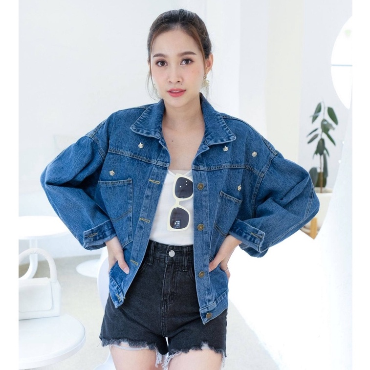 พร้อมส่ง แจ็คเก็ตยีนส์ทรงครอป แจ็คเก็ตยีนส์แขนยาวสาวอวบ แจ็คเก็ตยีนส์แต่งลายมงกุฎ