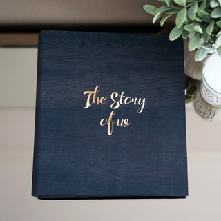 อัลบั้ม 200 รูป (5x7") แบบพร้อมส่ง ลาย Wood (สีน้ำตาลเข้ม) ข้อความ The Story of us