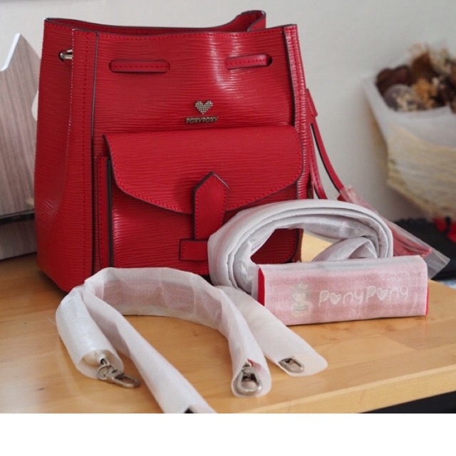 กระเป๋าทรงจีบลายไม้หนังวัวแท้ PONY สีแดงพร้อมสายมุก