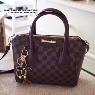 พร้อมส่ง  กระเป๋าก็อปแบรนด์ลายหลุยDamier รุ่นห้อยพวงกุญแจ ทรงสวย จุของได้ค่อนข้างเยอะ ด้านในมีช่องซิ