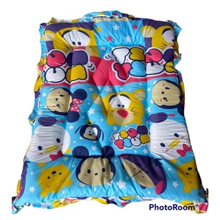ที่นอนเด็กอนุบาล เกรด A ขนาด 90×120  ซม. หนา 3-4 ซม. มีหมอนในตัว (1 ชิ้น คละลาย ตามประเภทการ์ตูน)