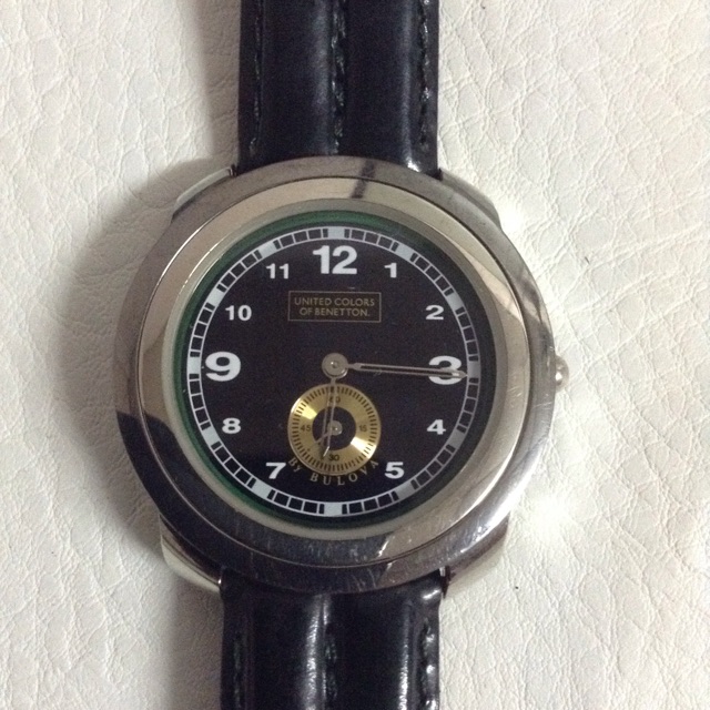 นาฬิกาUnited Benetton สองเข็มครึ่ง