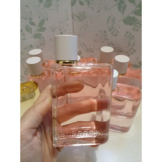 Burberry her blosbox สวย ตามภาพ ●100ml 1600.- ●ฟรี ค่าส่ง มีจำนวนจำกัดBurberry Her by Burberry is a Floral Fruity Gourma