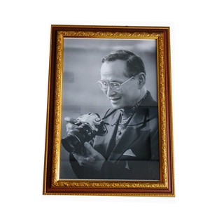 กรอบรูปเลือกลายได้ มี ๓ แบบด้านในมีรูปในหลวงรัชกาลที่ 9ขาวดำทรงถือกล้องขนาด 15*21 นิ้ว