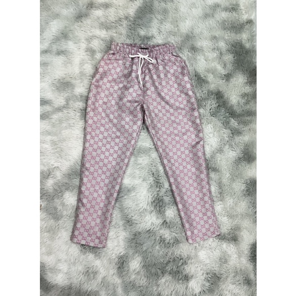 กางเกงกุชชี่ชมพู ผ้าทอลายเป๊ะๆสีสวยละมุนมาก ใส่กับเสื้อยืดน่ารักๆ แนะนำจ้า💕by KATAY