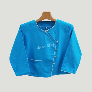 เสื้อผ้าฝ้ายชินมัย คอกลมป้ายกระเป๋า กระดุมสีเงิน งานกุ้นสีตัดกับสีเสื้อ สวมใส่ได้ทุกงานดูดี ตามแบบชาวล้านนา
