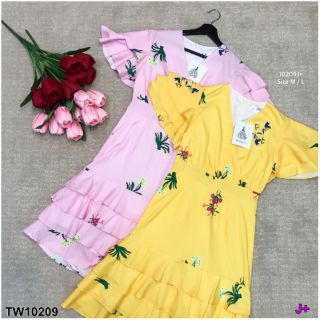 NP10209 Dress เดรสอกไขว้ ผ้าไหมอิตาลี่ มีซับในทั้งชุด พิมลายกราฟฟิกดอกไม้ แขนระบายชั้นๆ ช่วงกระโปรงระบายเป็นชั้นๆ