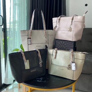 GUESS WOMEN LARGE TOTE BAG ไซด์​ L​ กระเป๋าทรง shopping วัสดุหนังแก้วเงาสวย