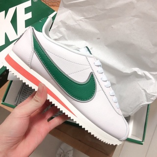 Nike Stranger Things x W Classic Cortez Qs HH "Hwkins High" รองเท้าลําลอง สําหรับผู้หญิง
รองเท้าผ้าใบ สําหรับผู้ชาย