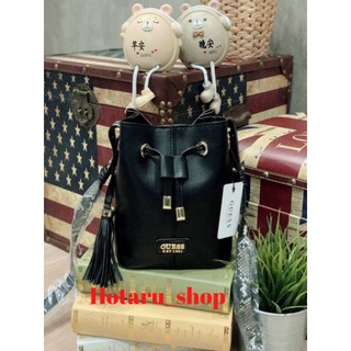 Guess DEVYN BUCKET BAG รุ่นใหม่ชนช็อป!! กระเป๋าสะพายทรงขนมจีบขนาดมินิน่ารัก ด้านหน้าแต่งดีเทลแบบเส้นหนังรูด