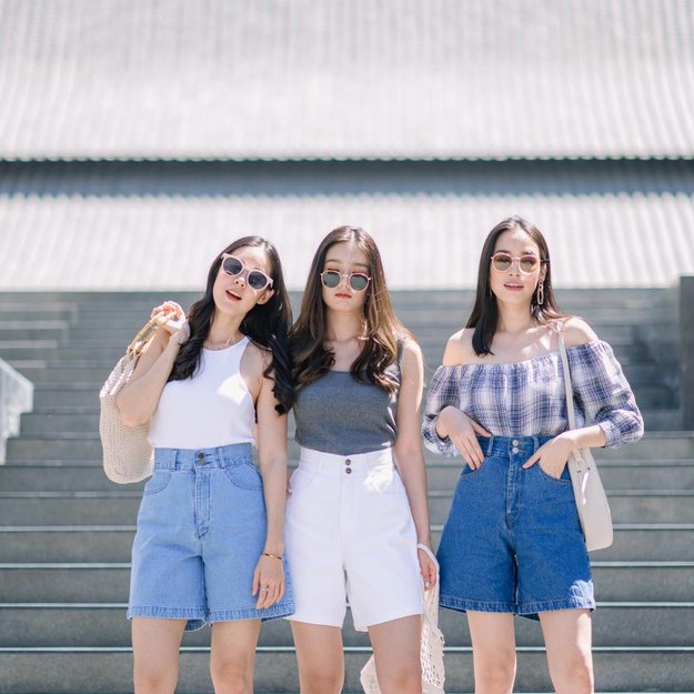 Sis story กางเกงยีนส์ ขาสั้น ขาบาน เอวสูง Sis028 Mika high-waisted wide-leg denim shorts