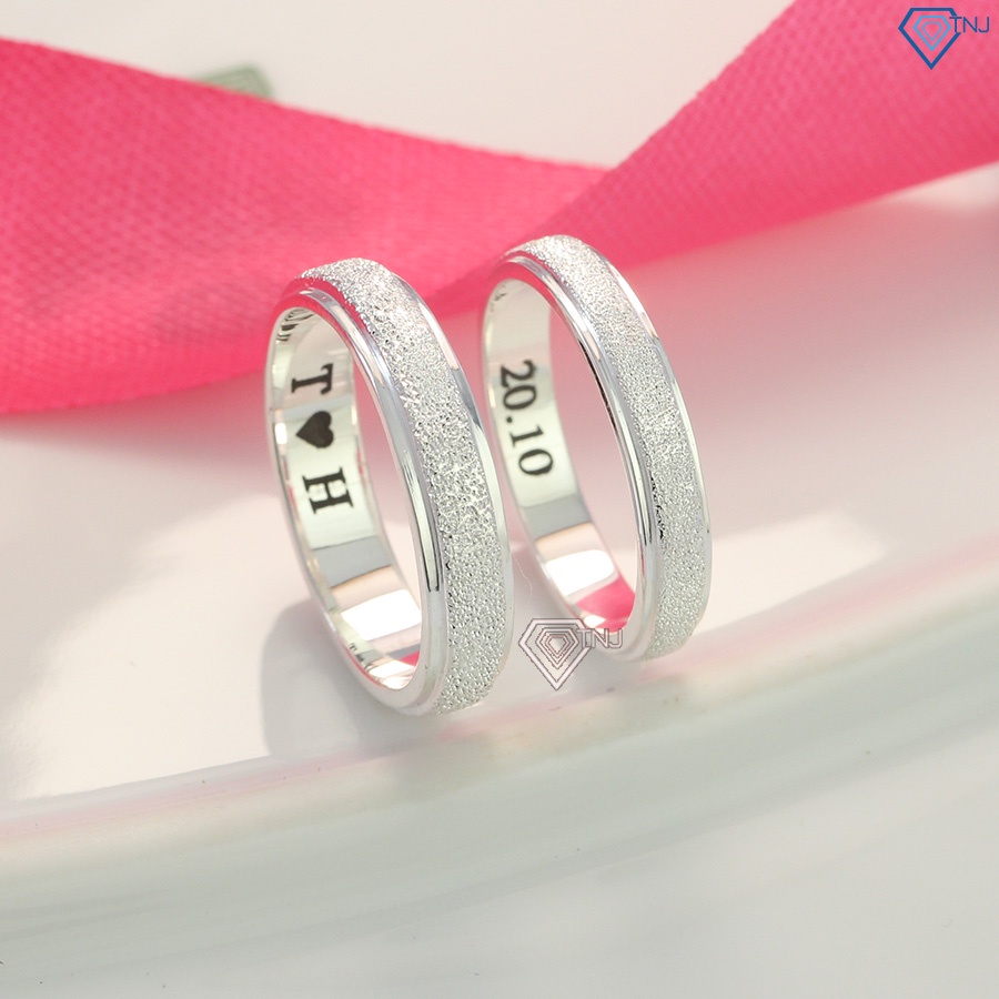 แหวนคู่รักเงินแท้สําหรับผู้ชายและผู้หญิงสลักชื่อ ND0441 TNJ Jewelry