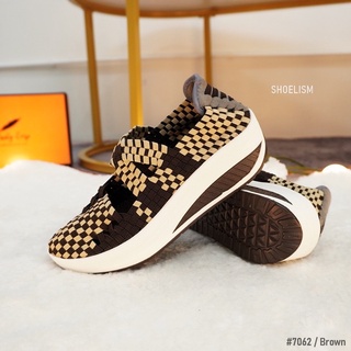 รองเท้าผ้าใบเสริมส้น เพื่อสุขภาพ น้ำหนักเบา ใส่สบายกระชับเท้า 7062