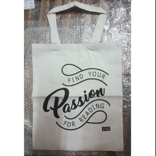 [พร้อมส่ง] กระเป๋าผ้า ลาย Find Your Passion For Reading 250 บาท