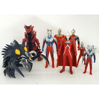 โมเดล Ultraman ขนาดสูง 16 cm เหมาคละแบบ 4 ตัว พร้อมสัตว์ประหลาด 2 ตัว งาน Bandai แท้ วัสดุเป็นยาง สินค้ามือสอง