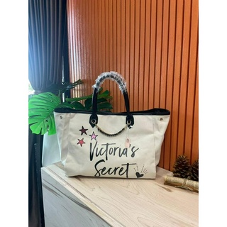 Victorias Secret New! VS Patch City Tote – CREAM Code:B12D180566 แบรนด์แท้ 100% งาน Outlet