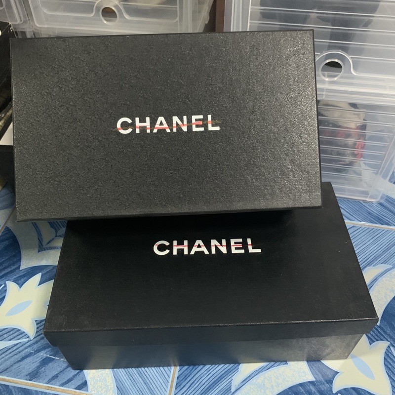 แท้💯 กล่องรองเท้า Chanel สีดำ ฝาครอบ มีตำหนิเมจิคสีแดงขีดหน้ากล่อง