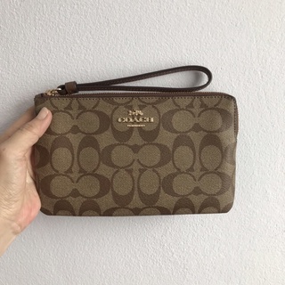 คล้องมือ COACH  Size L แบบ1ซิปแอล LARGE CORNER ZIP WRISTLET IN SIGNATURE CANVAS