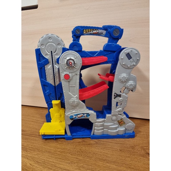 ฉากที่จอดรถTonkaสภาพดีมีลิฟเลื่อนขึ้นลงได้