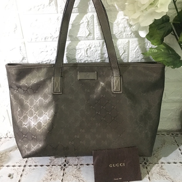 กระเป๋า Gucci tote สีสวยหายากมาก กระเป๋าจุได้เยอะ ใบใหญ่ ภายในสะอาด สภาพดีมาก