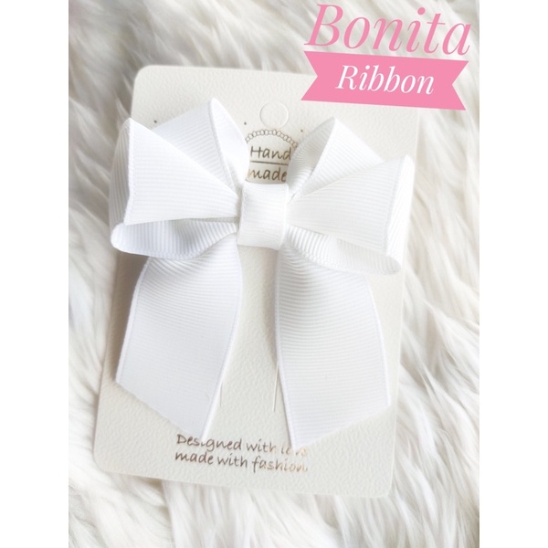 [ พรีออเดอร์ ] โบว์ติดผมผ้ากลอสเกรน สีขาวล้วน เหมาะสำหรับนักเรียน เรียบร้อย แบบสวยๆ จาก  collection Bonita Signature