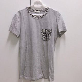เสื้อยืดคอลายเสือดาว
