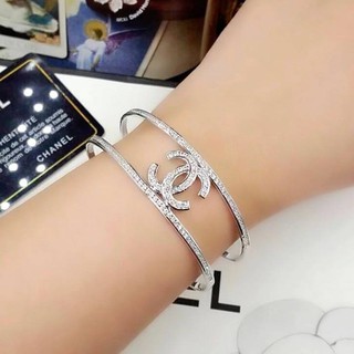 Chanel Bangle กำไลชาแนล งานทอง 5 ไมครอน งานอย่างดีค่ะ น้ำหนัก 2 บาทค่ะ ตกแต่งด้วยเพชรสวิส