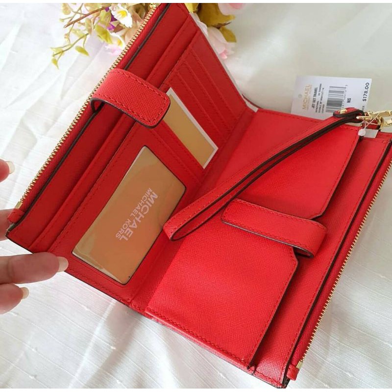 🎀 (สด-ผ่อน) 35F8GTVW0L กระเป๋าสตางค์ MK สีแดง มี 2 ซิป 35F8GTVW0L Michael Kors Jet Set Travel Emerald