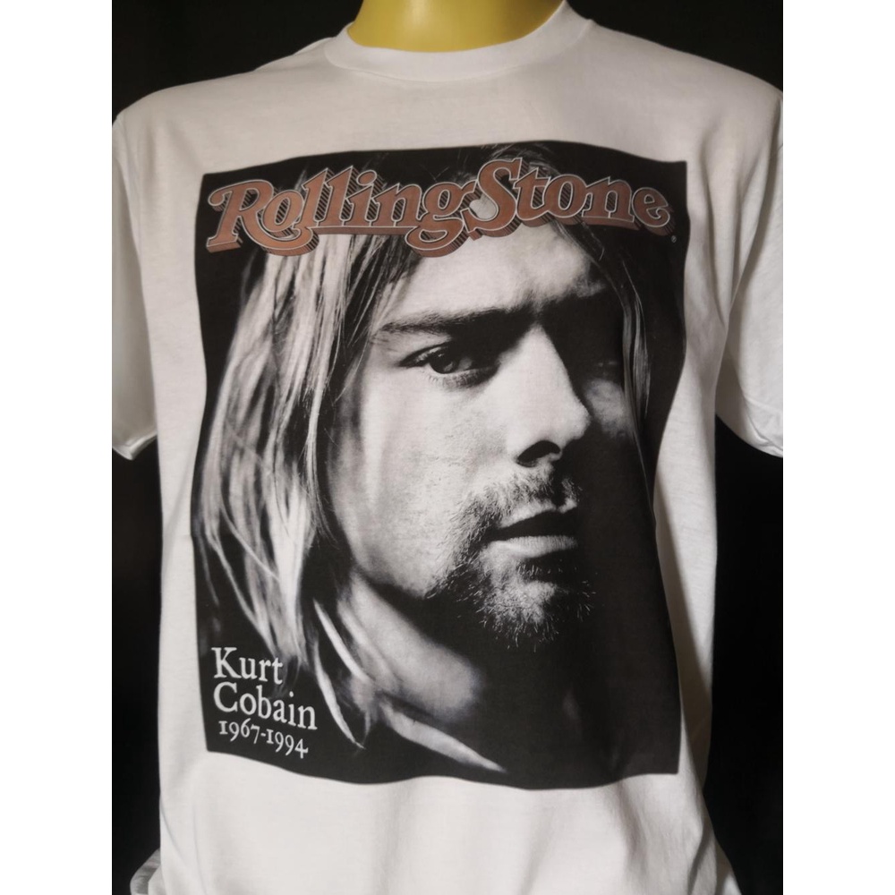 เสื้อยืดแฟชั่น เสื้อวงนำเข้า Rolling Stone Magazine Kurt Cobain Cover Nirvana Grunge Rip 1967-1994 Style Vintage T-Shirt