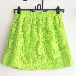 กระโปรงผ้าลูกไม้ซับในผ้านุ่ม สีเขียว