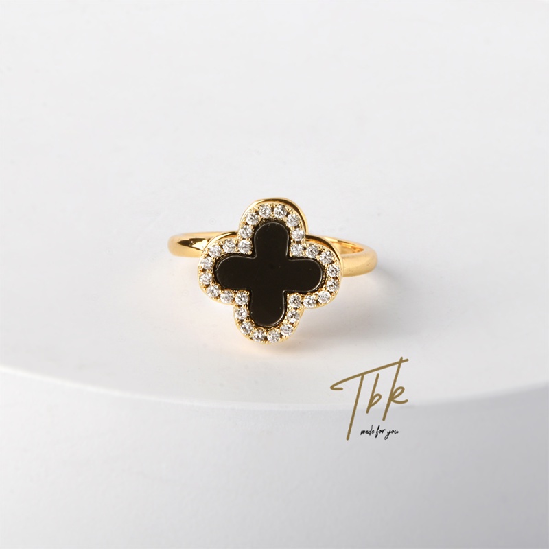 TBK แหวนทองชุบ แหวนผู้หญิง แหวนทอง แหวนทองแท้ แหวนทองคำแท้ แหวนทองแท้ แหวนแฟชั่นสไตล์เกาหลี แหวนทองคำ จี้ใบโคลเวอร์สี่แฉก ประดับพลอยเทียม เรียบง่าย สีดํา แฟชั่นสไตล์เกาหลี สําหรับผู้หญิง 790r
