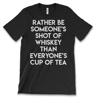 เสื้อยืดผ้าฝ้าย เสื้อยืดผ้าฝ้าย พิมพ์ลาย Rather Be Someones Shot Of Whiskey Than Everyones Cup Of Tea สําหรับผู้ชาย CD