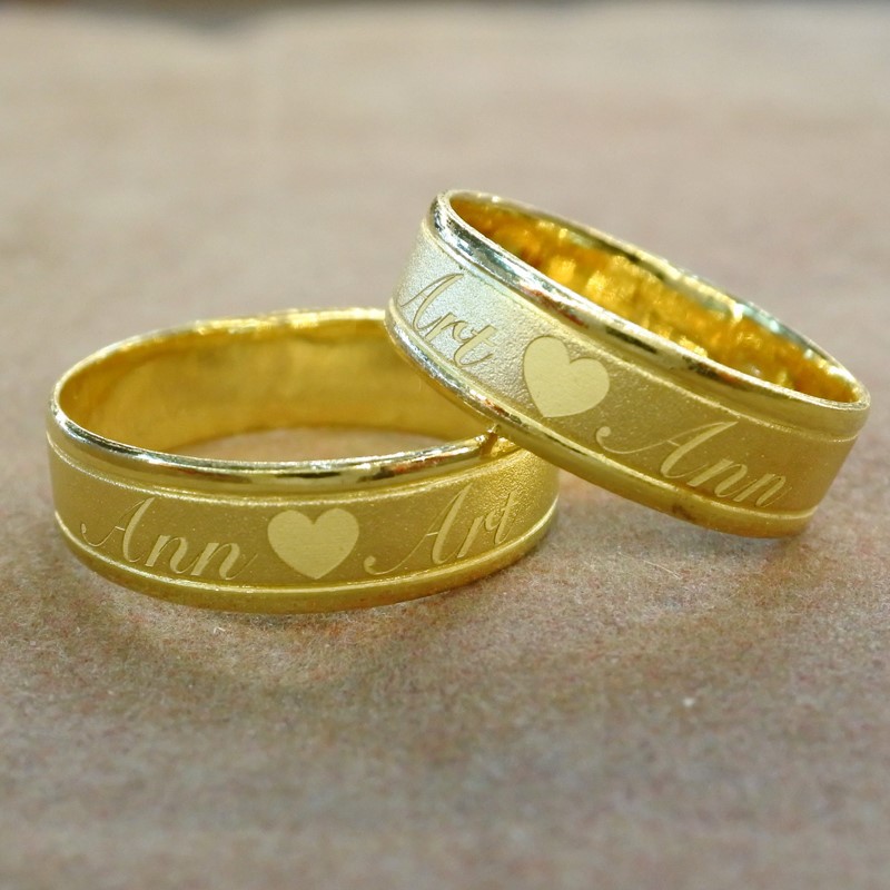 แหวนพ่นทรายขอบเงา สลักอักษร แหวนคู่รัก แหวนนามสกุล ทอง 96.5% น้ำหนัก 1 สลึง