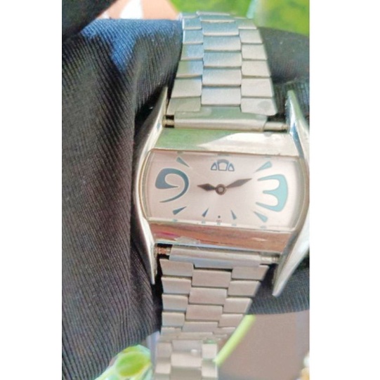 นาฬิกาแบรนด์เนมฝรั่งเศสEllesseหน้าปัดสีเงินตัวเรือนสีเงิน สายสแตนเลสของแท้ 100% มือสองสภาพสวย