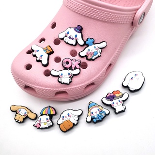 CROCS Sanrio Series Cinnamon Dog Charm Jibbitz รองเท้าลําลองสวมหุ้มข้อสําหรับเด็กผู้หญิง