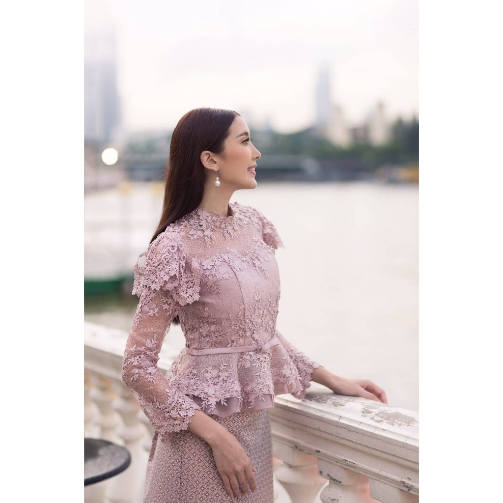 Carisa เสื้อลูกไม้ ชุดไทย เกรดพรีเมี่ยม สวยงาม ซิปหลัง มีโครงชุดให้ภายในเสื้อใส่ขึ้นมาสวยได้รูป [397