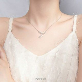 Leaf diamond necklace