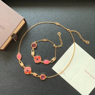 Set Necklace + Bracelet จาก LV น่ารักนะคะ