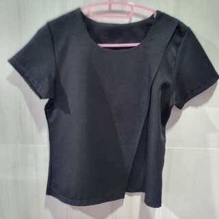 เสื้อครอปสั้น ปาดหน้า สีดำ