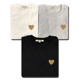 Tee เสื้อยืดผู้หญิง เสื้อครอปสายฝอ - เล่นโดย Comme Des Garcons เสื้อยืด Trio (โลโก้หัวใจสีบรอนซ์)