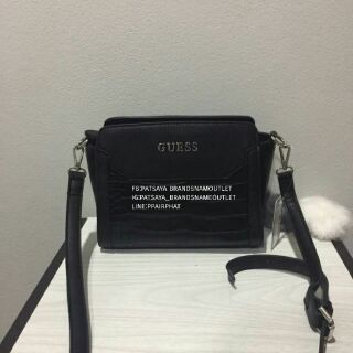 GUESS CROSSBODY BAGแท้💯outlet 
กระเป๋าสพายทรงสุดฮิต ดีไซรีหรู  หนังสวยอยู่ทรง ภายในมีช่องซิป