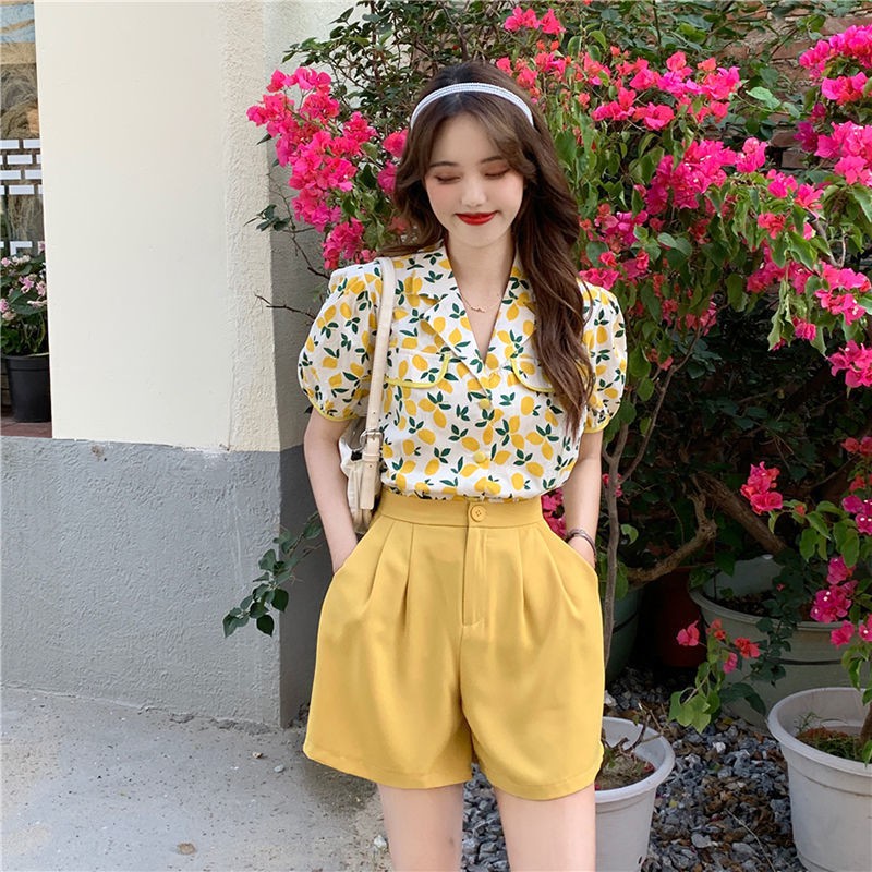พร้อมส่ง เสื้อแขนพองพิมพ์ลาย เสื้อแฟชั่นสีเหลือง+กางเกงขากว้างสั้น เสื้อผ้าทำงาน ชุดสูทสองชิ้น