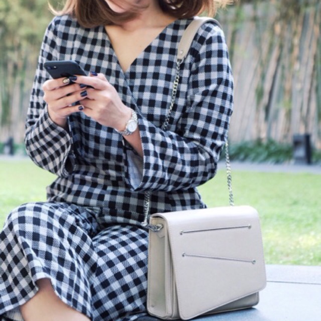 U CAN WEAR: Cherish Cross Body in Ash Gray