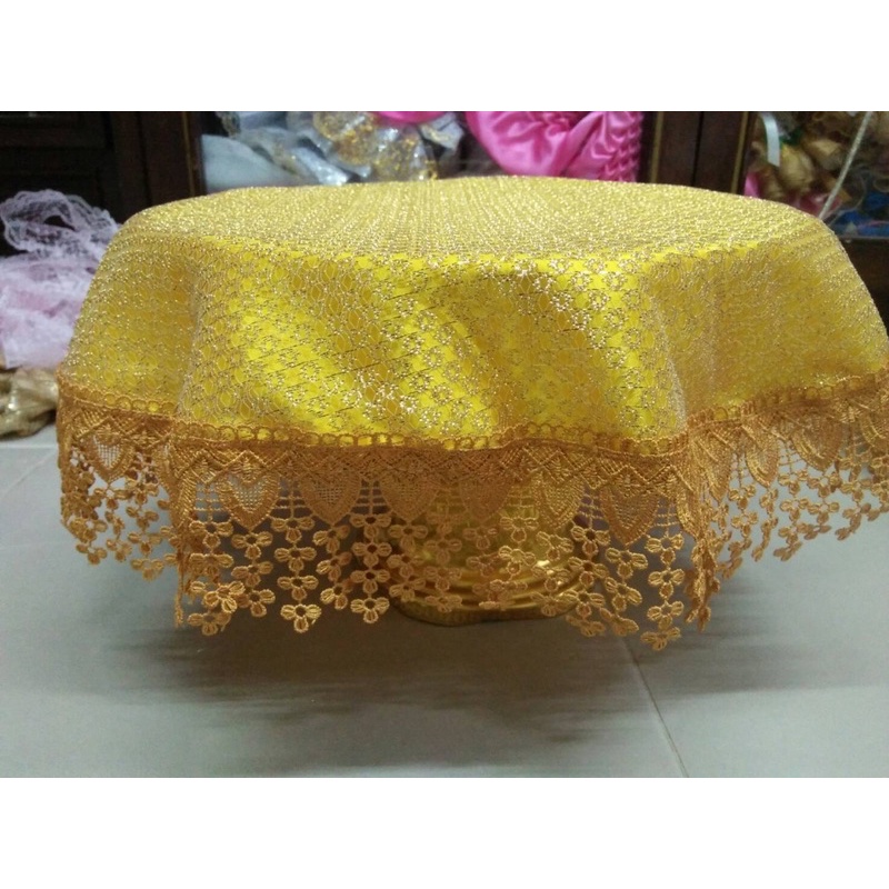 ผ้ารองพานสีทองอร่าม ใช้ทำเป็นผ้ารองสินสอดได้ หรือทำเป็นรองพานสินสอด สามารถทำเป็นผ้ารองพานขันโตกก็ได้