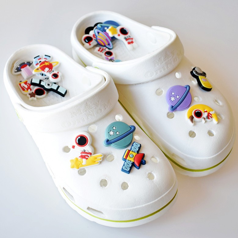 สําหรับ Crocs Jibbitz Pins สีสันนักบินอวกาศ DIY รองเท้าปุ่ม Charm