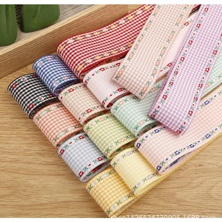 พร้อมส่ง ริบบิ้นผ้าฝ้าย ลายสก๊อด ริมปักดอกไม้ ขนาด 38 มม.