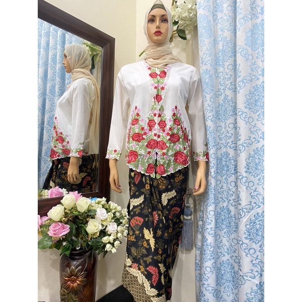 Nyonya kebaya set pario