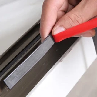 【TH Delivery】 แถบแม่เหล็กพร้อมแผ่นรองกาว PVC สีขาว/ดำ พร้อมแถบแม่เหล็กเหนียวสำหรับมุ้งกันยุง